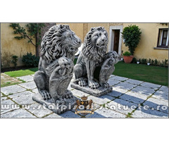 Statuetă leu mare cu blazon, gri patinat, model S1.
