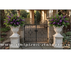 Vază mare cu picior, alb marmorat, model V2.