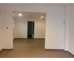Unirii bd.Decebal adiacent se inchiriaza corp de casa intrare din strada 70 mp 800 E - 1