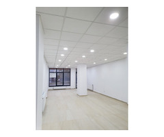 Spatiu comercial parter de inchiriat - 73 mp - 600 €/lună - Showroom Bloc DC5, Ramnicu Valcea - 1